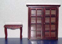 Schrank und Tischchen